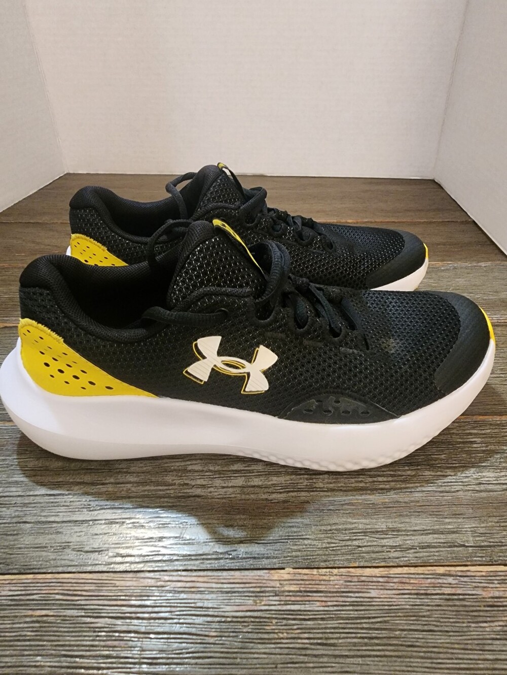 Under Armour Youth Size 6Y Black Yellow Running Shoes!